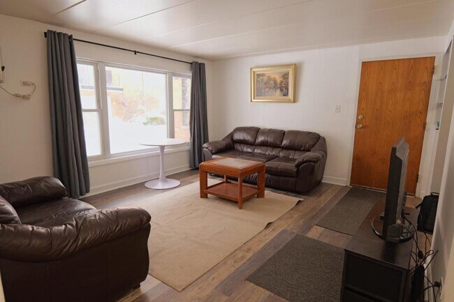 Foto del edificio - 10811 S Lloyd Dr