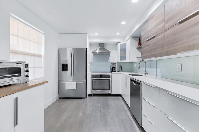 Photo - 3611 Oaks Clubhouse Drive Unit 203