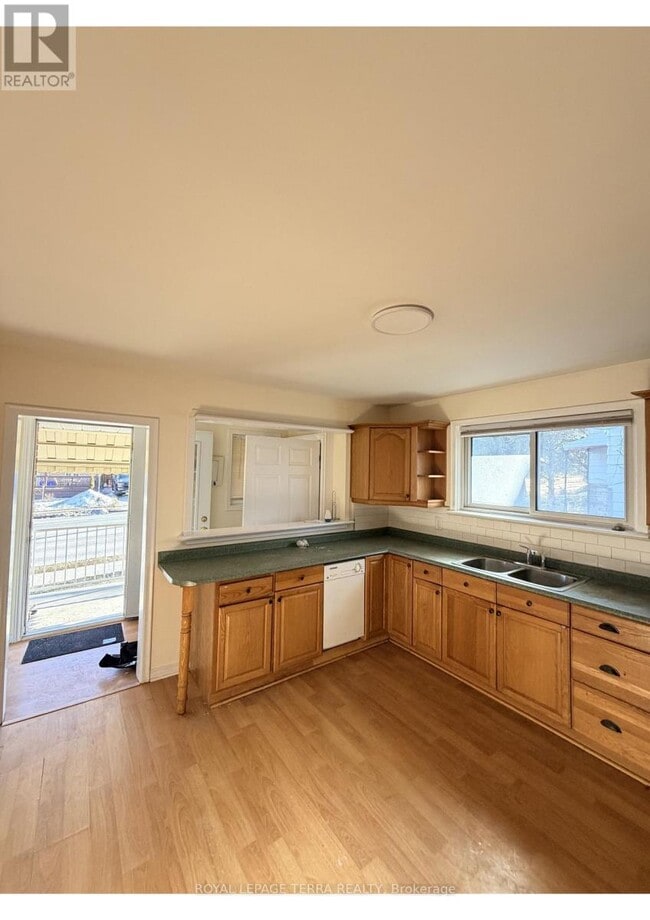 Photo du bâtiment - 114 Adelaide Ave E