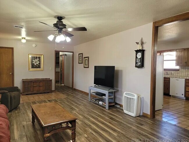 Building Photo - 415641 E 1094 Rd