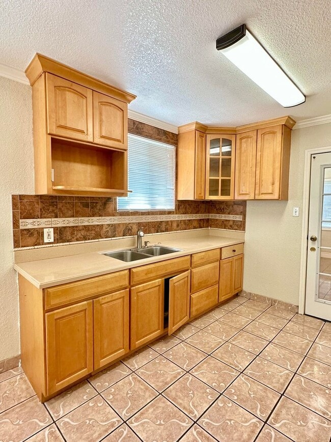 Foto del edificio - $1,950 - GORGEOUS TWO BEDROOM DUPLEX UNIT WITH GARAGE IN HAYWARD FOOTHILLS