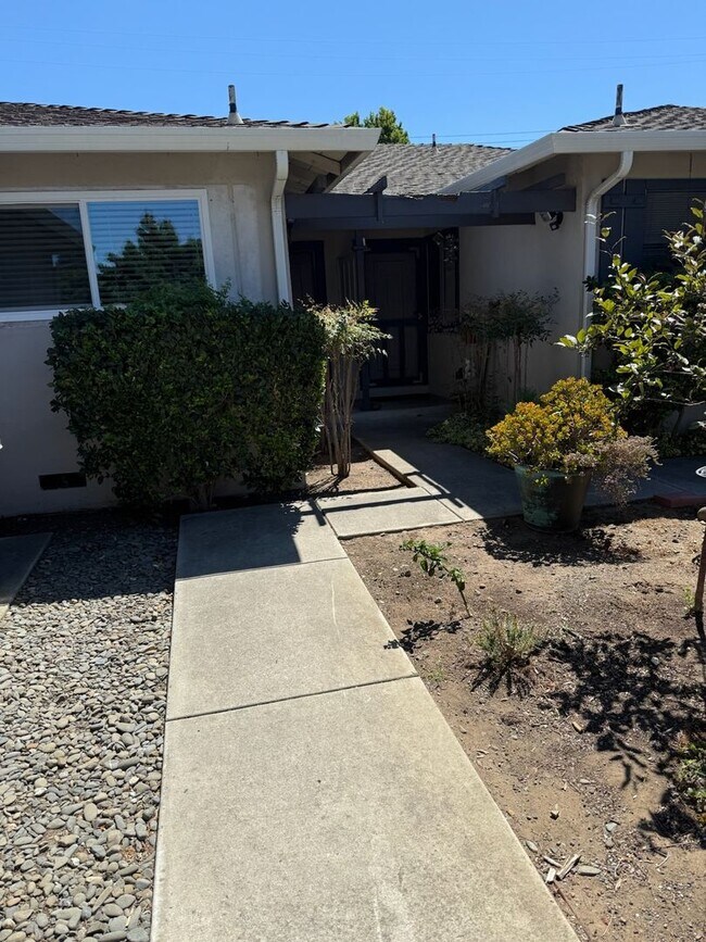 Building Photo - 3046-3048 Walgrove Way