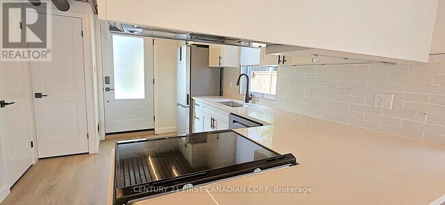 Photo du bâtiment - 857-857 Dundas St