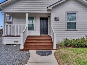 Building Photo - 1105 Panama St