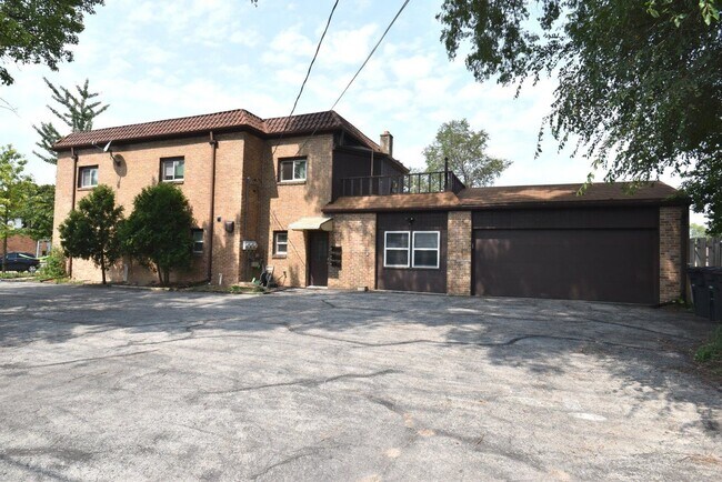 Building Photo - 3320 S Schauer Ave