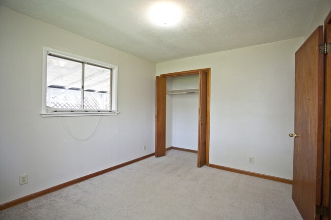 Building Photo - ***138 N. B Street***