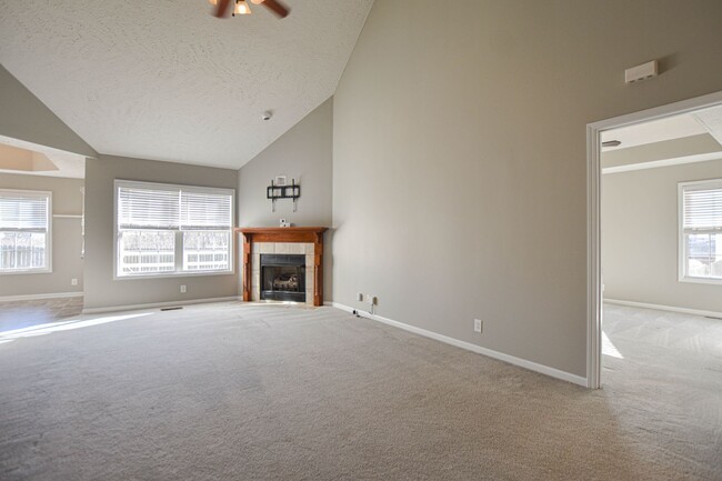 Building Photo - Dog Friendly Three Bedroom with Bonus!