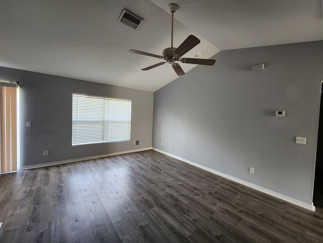 Building Photo - 977-979 Graystone Ave