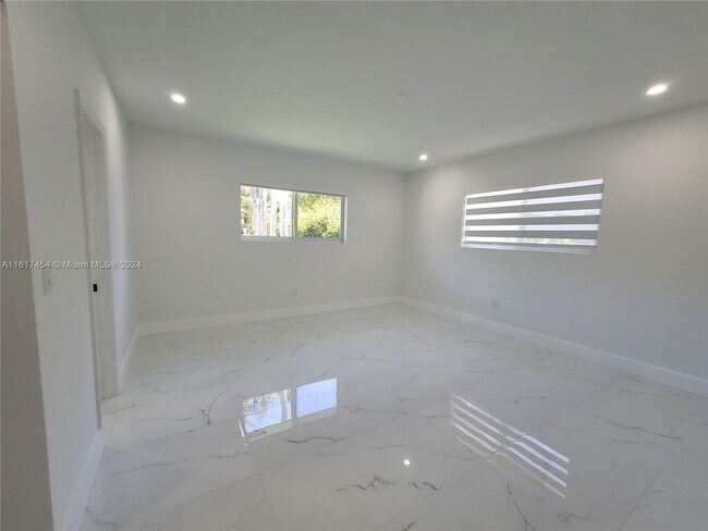Building Photo - 7420 Beach View Dr