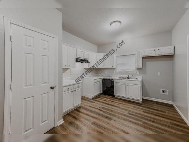 Building Photo - 3202 Fawn Dr