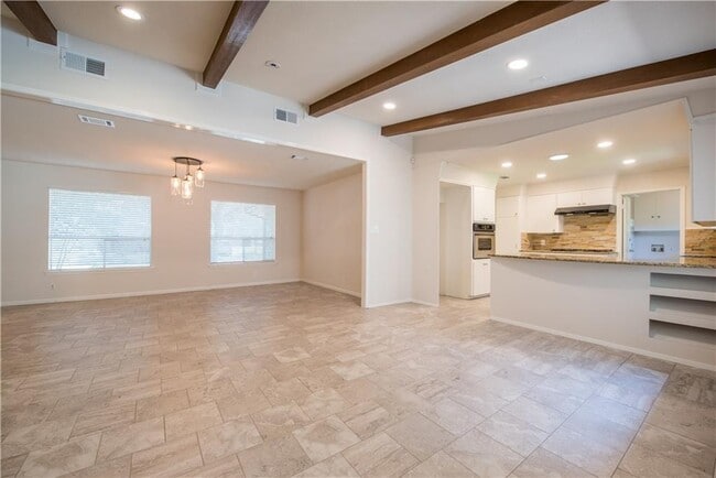 Building Photo - 2902 Silverleaf Dr