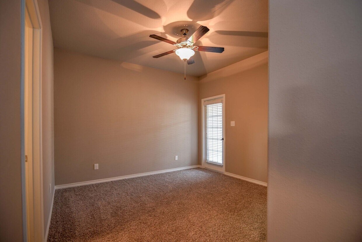 Foto principal - Available August 2025! 3 Bed/ 3.5 Bath Rev...