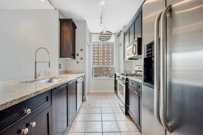 Foto del edificio - 330 W Grand Ave