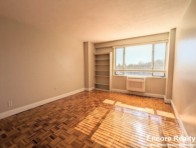 Building Photo - 1530 Beacon St