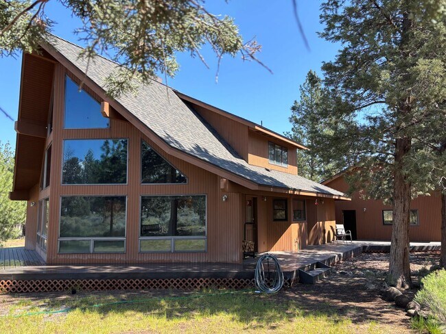 Foto del edificio - 2 Story Home on 12 Acres of Land!!