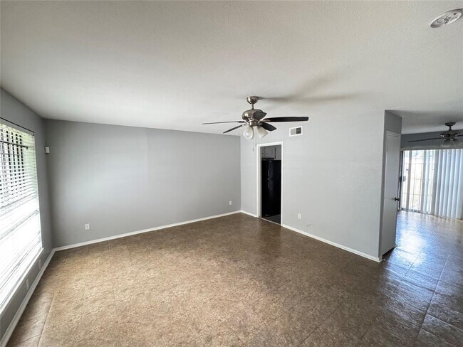 Foto del edificio - 7925 Grove Ridge Dr