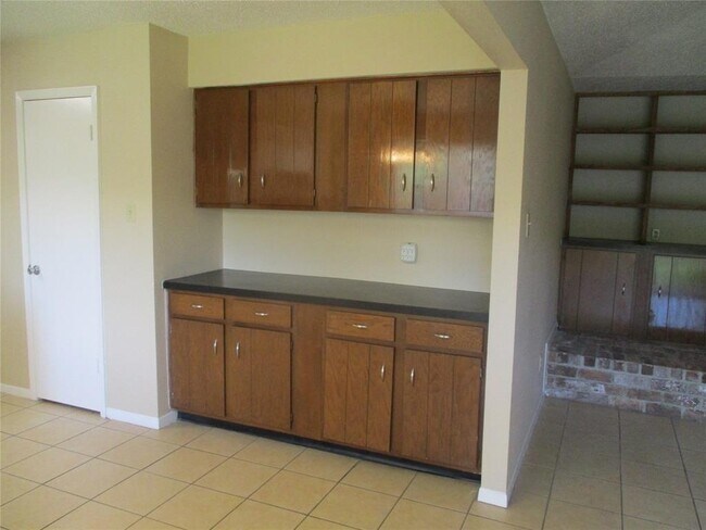 Building Photo - 6222 Forestgate Dr