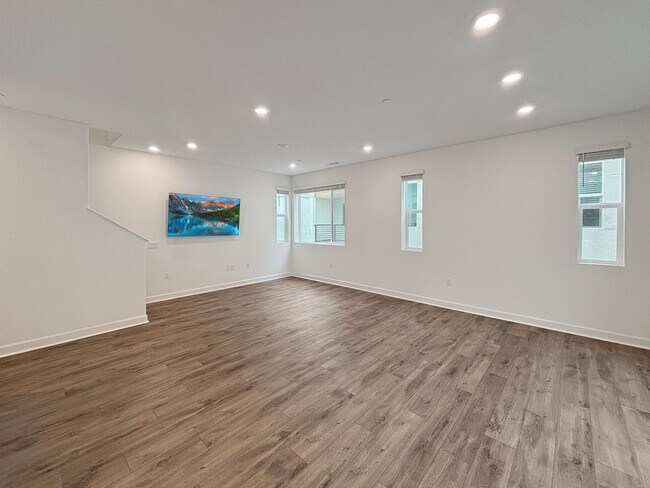 Foto del edificio - Spacious 3-Bedroom, 3-Bathroom Townhome in...