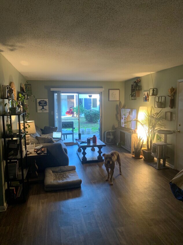 Foto principal - 815 Woodstone Dr