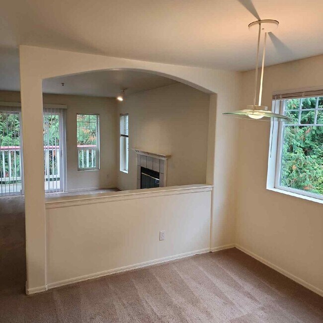 Building Photo - MOVE-IN SPECIAL: $500 off second month's r...