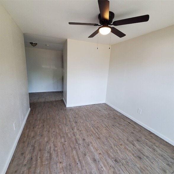 Foto del edificio - 4205 Metropolitan Ave