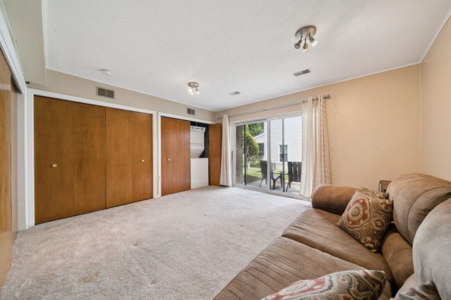 Building Photo - 804 Fairways Dr