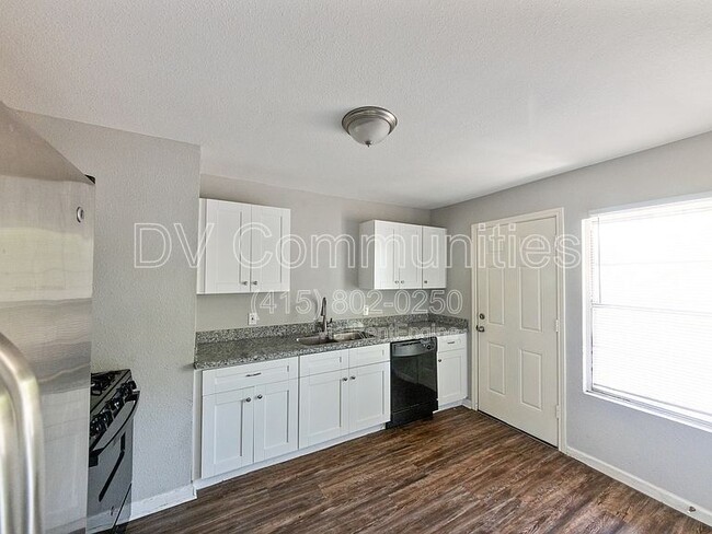 Foto del edificio - 6838 Crestridge St