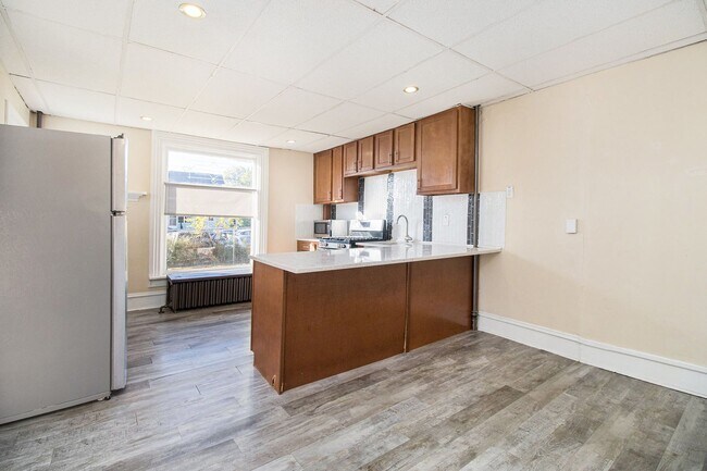Foto del edificio - $949 - Spacious 1bed/1bath on main floor of with tons of windows! - Ask about our no security dep...