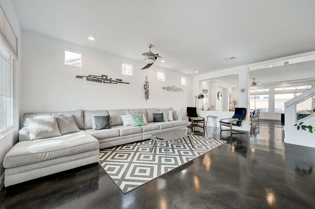 Foto del edificio - FANTASTIC FULLY UPGRADED FURNISHED RENTAL LOCATED IN THE SOUTHWEST!!!