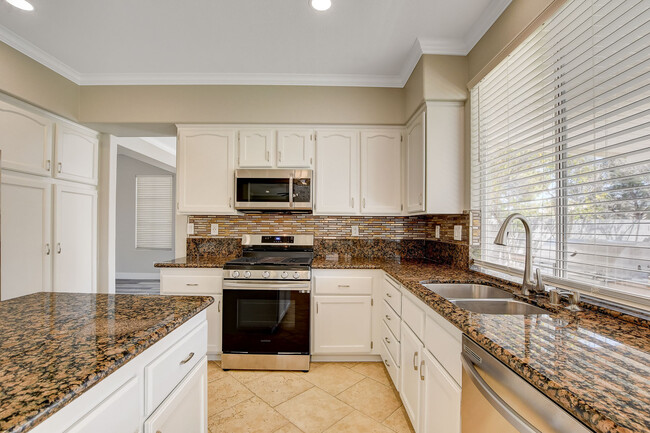 Building Photo - 907 Crescent Moon Dr