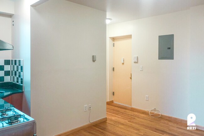 Building Photo - 57 Kenmare St