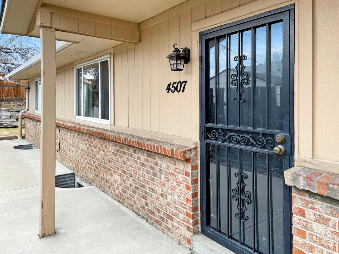 Primary Photo - 4507 W Alaska Pl