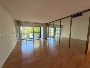 Building Photo - 318 W Park Dr