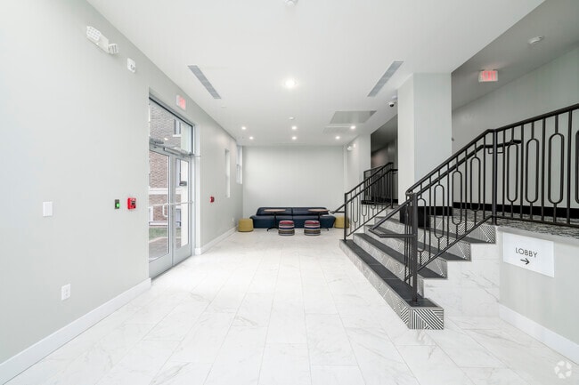 Lobby Photo - Howard Manor