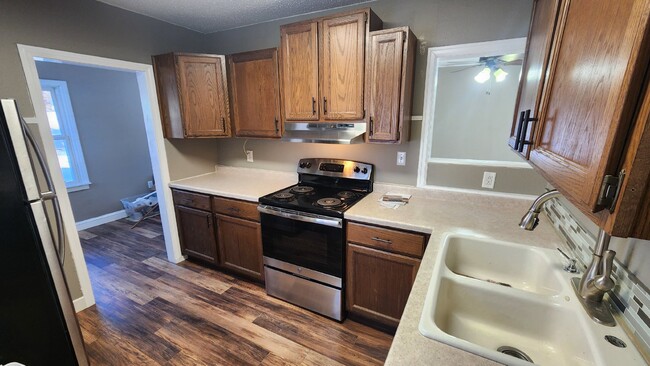 Building Photo - Updated 2 Bedroom, 1 Bathroom Home with La...