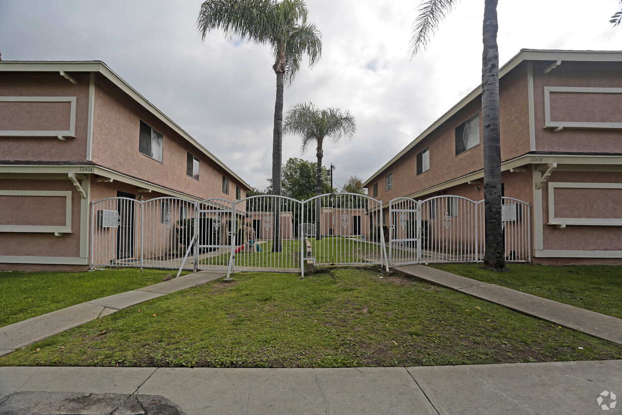 Foto del edificio - 12404-12416 Breezewood Dr