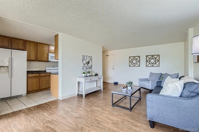 Sala de estar con vista a la cocina. - 2225 Buchtel Blvd S