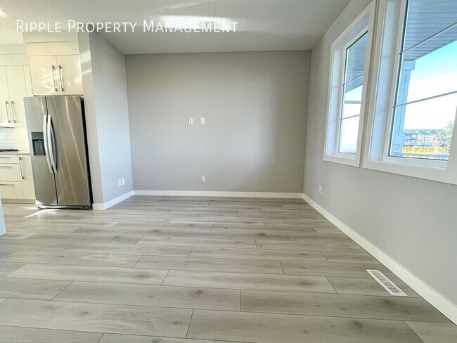 Photo du bâtiment - Modern 3 Beds, 2.5 Baths Main Floor/ Upper...