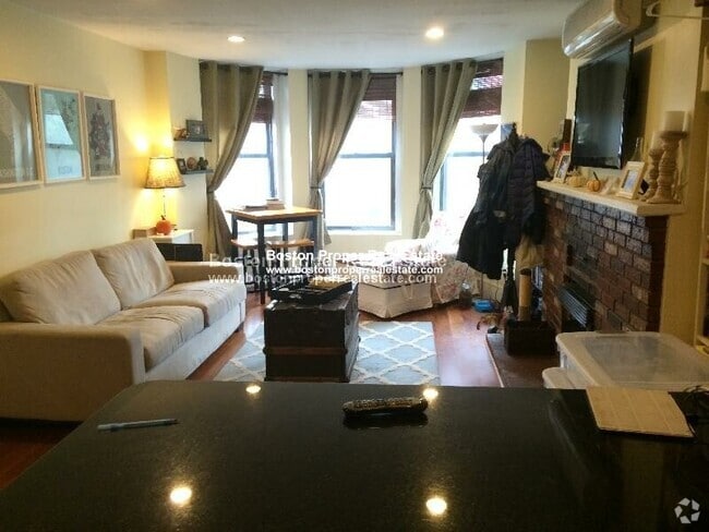 Building Photo - 497 Beacon St