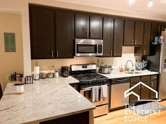 Photo - 2229 W Wilson Ave Townhome