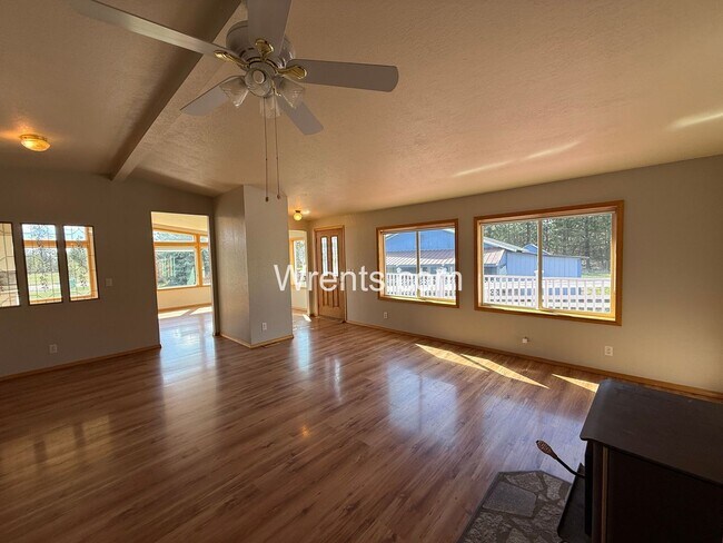 Foto del edificio - Country Living Retreat Near Cheney – Space, Privacy & Homestead Charm