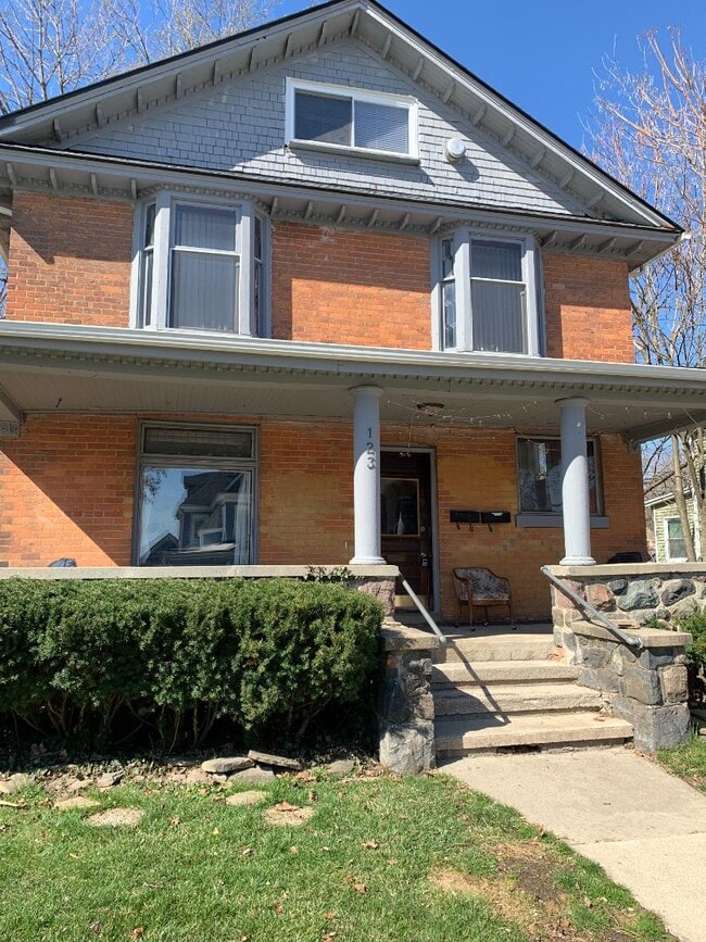 Building Photo - 123 College Pl