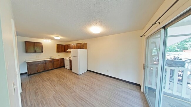 Building Photo - Spacious and charming conveniently located...