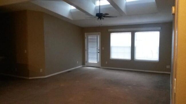 Building Photo - 3 Bedroom Single Family SHORT TERM LEASE ONLY