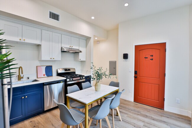 Foto del edificio - 1219 W 25th St