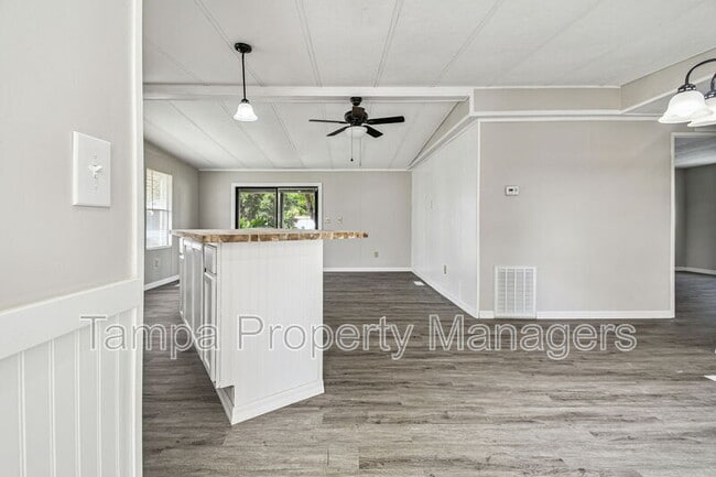 Building Photo - 201 Country Ln