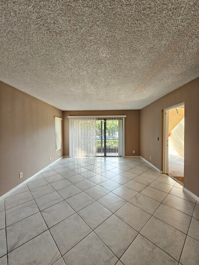 Foto del edificio - 724 Sunny Pine Way
