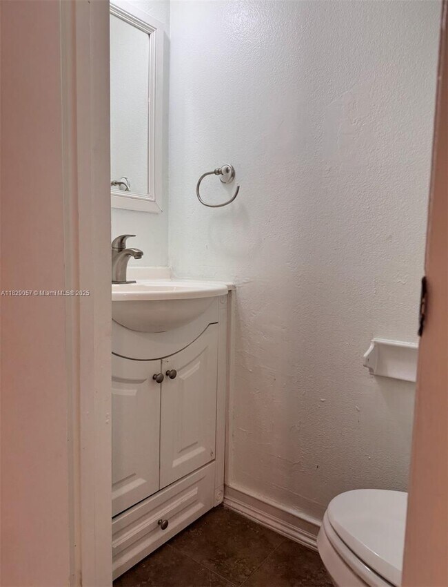 Foto del edificio - 1750 W 56th St