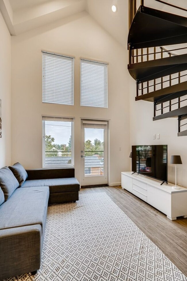 Building Photo - Stunning 15' ceiling micro apartment in th...