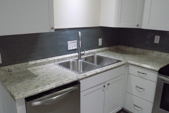 Building Photo - Lovely Two Bedroom Bungalow in Belmont!